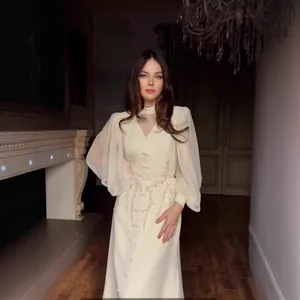 Elegante vestido francés blanco roto con mangas largas de malla y bordados de encaje