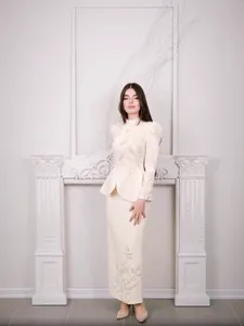 Ensemble tailleur blanc élégant à manches longues avec broderies florales et jupe