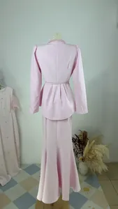 Ensemble élégant avec haut rose à manches longues et jupe sirène vu de l'arrière