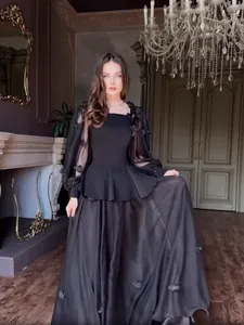 Robe trapèze noire de style français avec manches transparentes et motifs papillons.