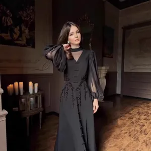 Elegante vestido de noche francés negro con mangas de linterna transparentes y bordado fino