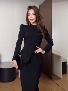 Ensemble tailleur noir élégant pour femme avec broderie florale et jupe longue fendue