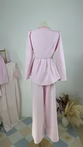 Vue arrière détaillée d'un élégant tailleur rose deux pièces pour femme avec col en perles