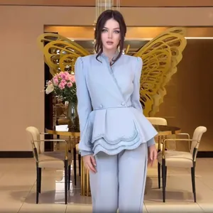 Ensemble 2 pièces bleu clair élégant avec haut à basque col V et pantalon avec perles.