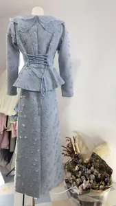 Elegantes blaues Tweed-Zweiteiler-Set Rückansicht mit Blumenapplikationen und Spitze