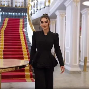 Ensemble tailleur pantalon noir élégant avec haut à basque et décolleté en V perlé