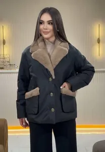 Elegant quilted jacket with brown faux-fur collar and gold button detail