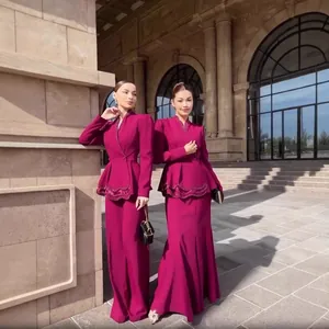 Modèles élégants portant des ensembles peplum fuchsia avec pantalon et jupe.