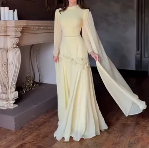 Elegante gele avondjurk met kralenborduursel en etherische vloeiende cape-mouwen