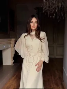 Elegante vestido francés de encaje crema con mangas de malla y bordados de estilo vintage