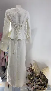 Elegantes weißes Tweed-Set mit Spitzenkragen und Schnürung am Rücken für modische Damen.