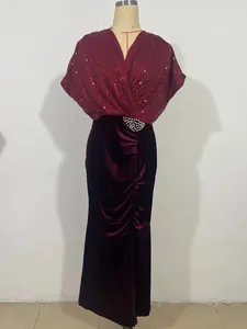 Detalle del vestido de noche burdeos con top de lentejuelas y falda de terciopelo fruncida