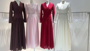 Élégantes robes longues à col en V et manches longues en quatre couleurs sur mannequins.