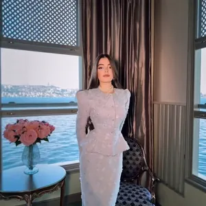 Elegantes lila Tweed-Anzugset im französischen Stil mit Schößchenjacke und langem Rock