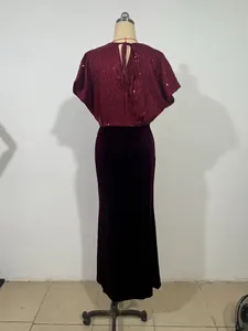 Vista trasera de un vestido de noche burdeos con parte superior de lentejuelas y terciopelo.