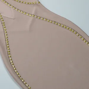 Primo piano dettagliato di un vestito bandage rosa con borchie a piramide dorate
