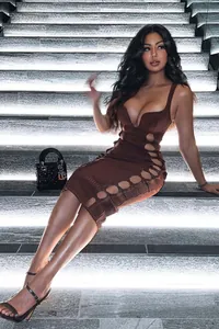 Robe bandage marron sexy et moulante avec décolleté plongeant et ouvertures latérales