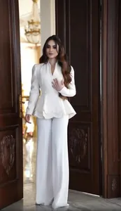 Ensemble élégant blazer à basque blanc avec strass et pantalon large pour femme.