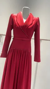 Robe rouge élégante à col en V avec détails perlés et manches longues pour les soirées.