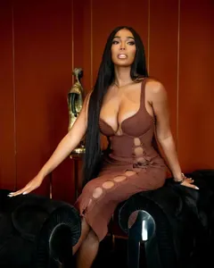 Détail d'une robe bandage marron à fines côtes avec découpes sexy et décolleté en V profond
