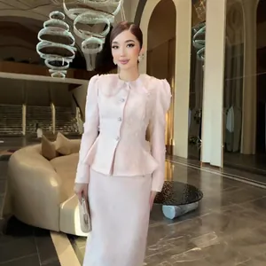 Elegantes rosa zweiteiliges Kostüm mit Schößchenjacke im französischen Socialite-Stil.
