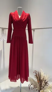 Robe de soirée élégante rouge à manches longues avec col en V et jupe plissée