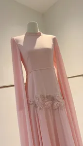 Detailweergave van roze avondjurk met verfijnd kralenborduursel en cape-mouwen