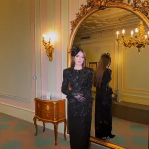 Elegantes schwarzes Hepburn-Stil langärmeliges Kleid-Set in einem luxuriösen klassischen Zimmer
