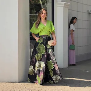 Ensemble jupe longue à fleurs vintage avec un haut court cache-cœur vert citron