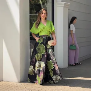 Tenue élégante en deux pièces avec un haut court vert tilleul et une jupe longue