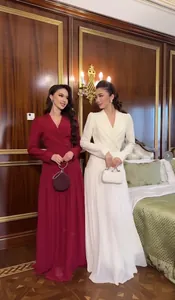 Élégantes robes de soirée à col en V et manches longues en rouge et blanc sur modèles.