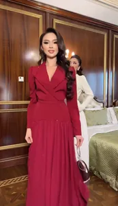 Robe de soirée élégante bordeaux à col en V avec jupe plissée et sequins délicats