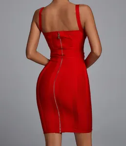 Détail de la fermeture éclair argentée au dos d'une robe bandage rouge moulante