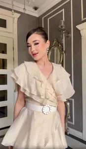 Elegantes französisches Rüschenkleid mit Perlenverzierung und Gürtel