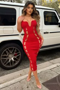 Vue détaillée de la robe rouge côtelée avec des découpes sexy et une coupe ajustée.