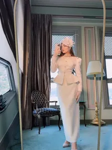 Elegante completo bianco con giacca peplo e gonna lunga, incluso cappello fascinator vintage
