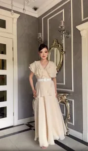 Elegantes französisches Maxikleid in Beige mit Rüschen und Gürtel an asiatischem Model