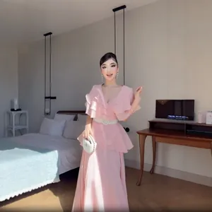 Französisches rosa Kleid mit Rüschen, Falten und Perlengürtel im eleganten Schlafzimmer