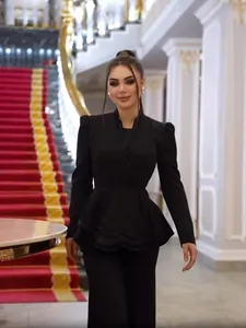 Ensemble élégant noir avec haut à basque perlé et pantalon long pour femmes chic