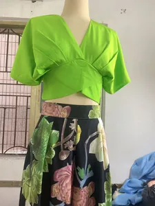 Ensemble jupe longue à fleurs et haut court vert néon avec col en V sur mannequin