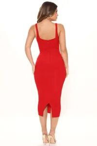 Détail de la vue arrière d'une robe bandage midi rouge côtelée avec fermeture éclair