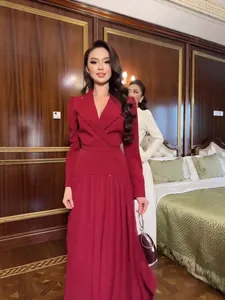 Élégante robe de soirée bordeaux à col en V et manches longues avec détails pailletés.