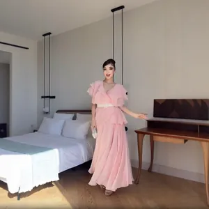 Elegantes rosa Kleid im französischen Stil mit Rüschen und Perlen-Taillengürtel