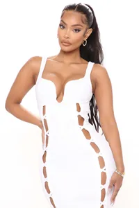 Robe bandage blanche côtelée avec décolleté en V profond et détails découpés
