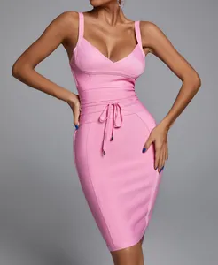 Robe bandage rose élégante avec col en V et lien à la taille pour une silhouette ajustée.