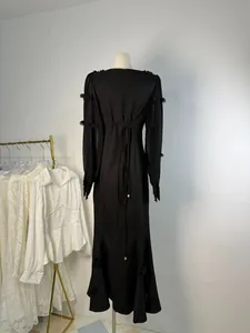 Elegante abito nero 2025 a maniche lunghe con dettagli floreali e retro intrecciato