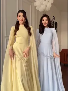 Elegante lange avondjurk met cape mouwen en borduursels voor formele gelegenheden.