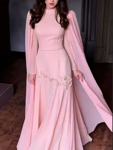 Elegante roze lange avondjurk met cape-mouwen en verfijnd kralenwerk bij de taille