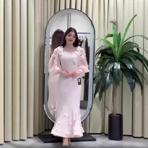 Elegante abito lungo rosa chiaro con applicazioni floreali 3D e maniche a sbuffo.