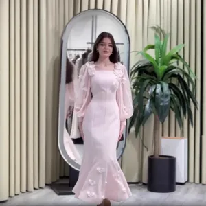Vista dettagliata di un elegante abito da sera a sirena rosa con decorazioni in 3D